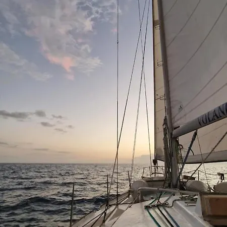 Yellow Sailboat פלאייה דה לאס אמריקס