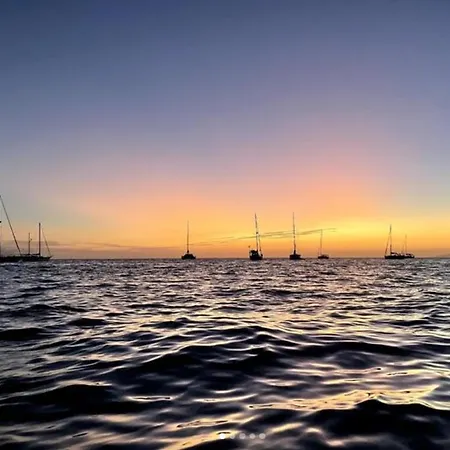 Πλωτό κατάλυμα Yellow Sailboat *