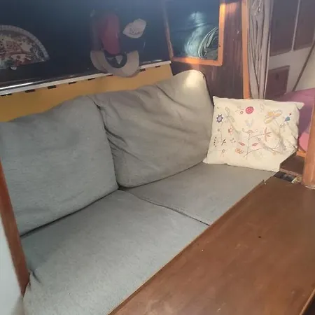 ספינת מלון Yellow Sailboat *
