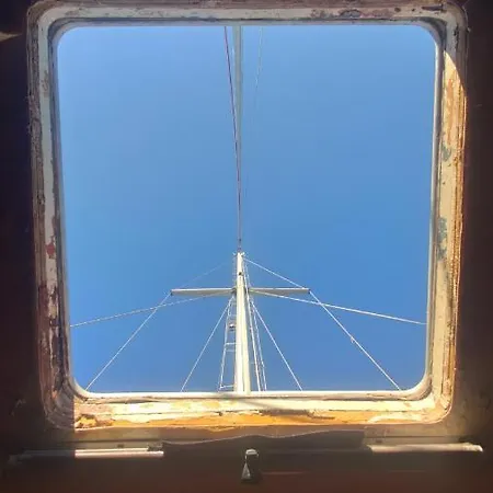 Yellow Sailboat ספינת מלון