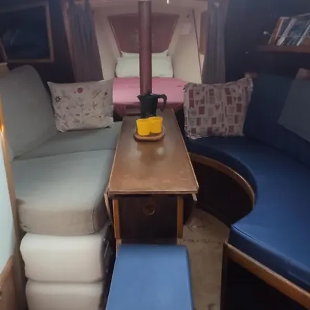 Hotel en barco Yellow Sailboat